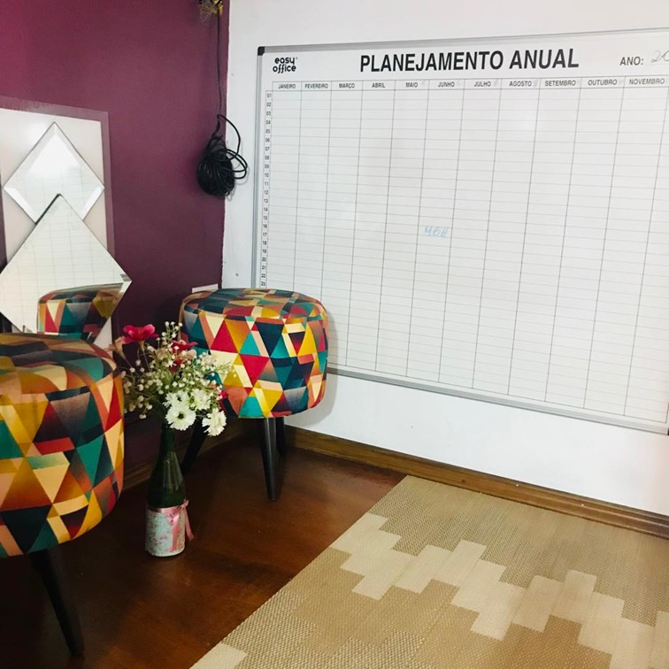 Planejamento anual na parede do escritório da Evidência Comunicação