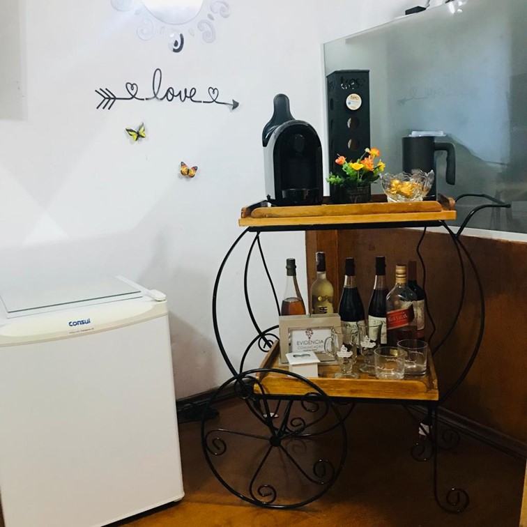 Cantinho do café do escritório da Evidência Comunicação
